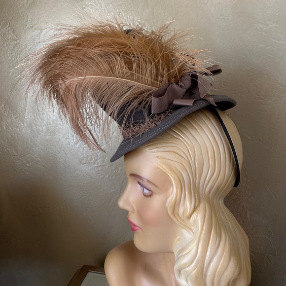 SHOWSTOPPER 1940s\' ENGLISH REGISTERED WIMBLEDON TAUPE FELT TILT HAT + FEATHERS main image 12